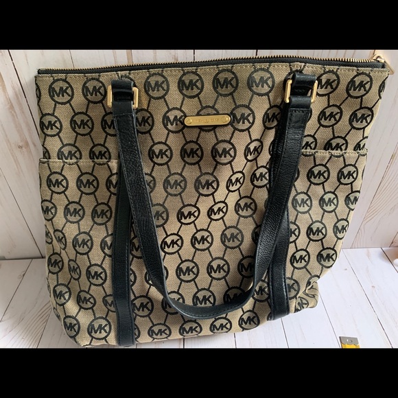 Michael Kors Handbags - Michael Kors Tote Great condition Like New!